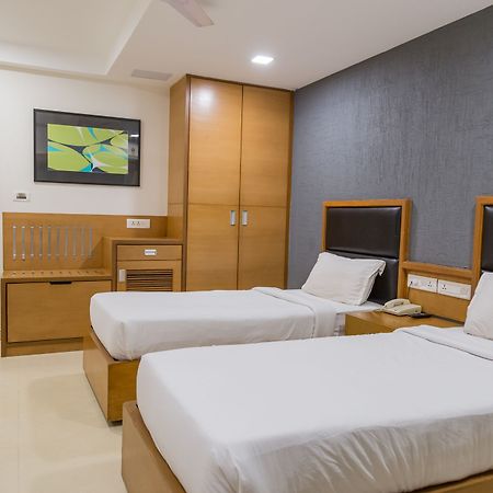אחמדאבאד The Silver Leaf Hotel מראה חיצוני תמונה
