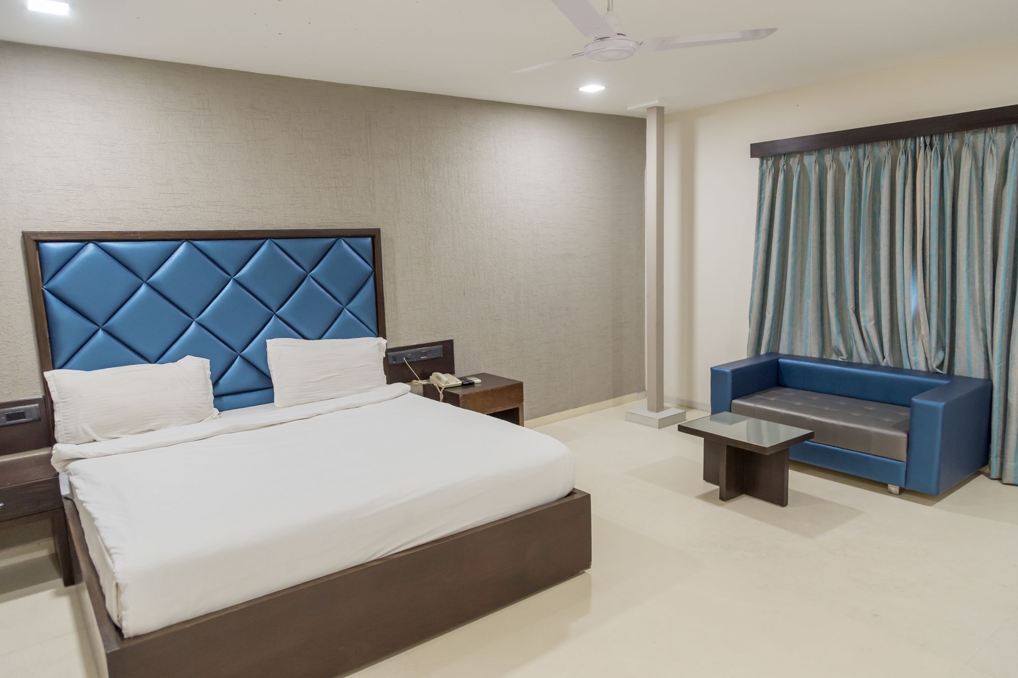 אחמדאבאד The Silver Leaf Hotel מראה חיצוני תמונה