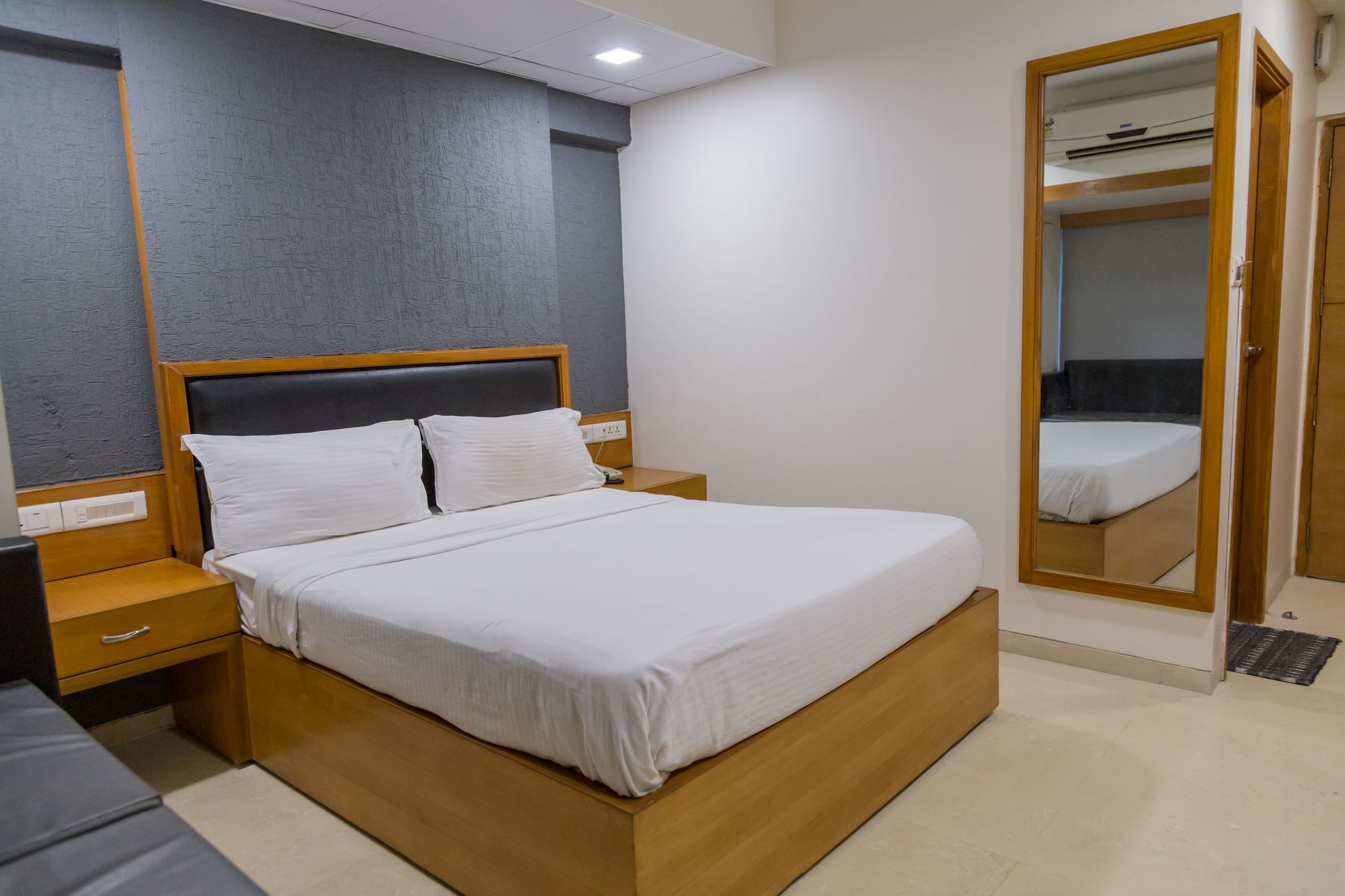 אחמדאבאד The Silver Leaf Hotel מראה חיצוני תמונה