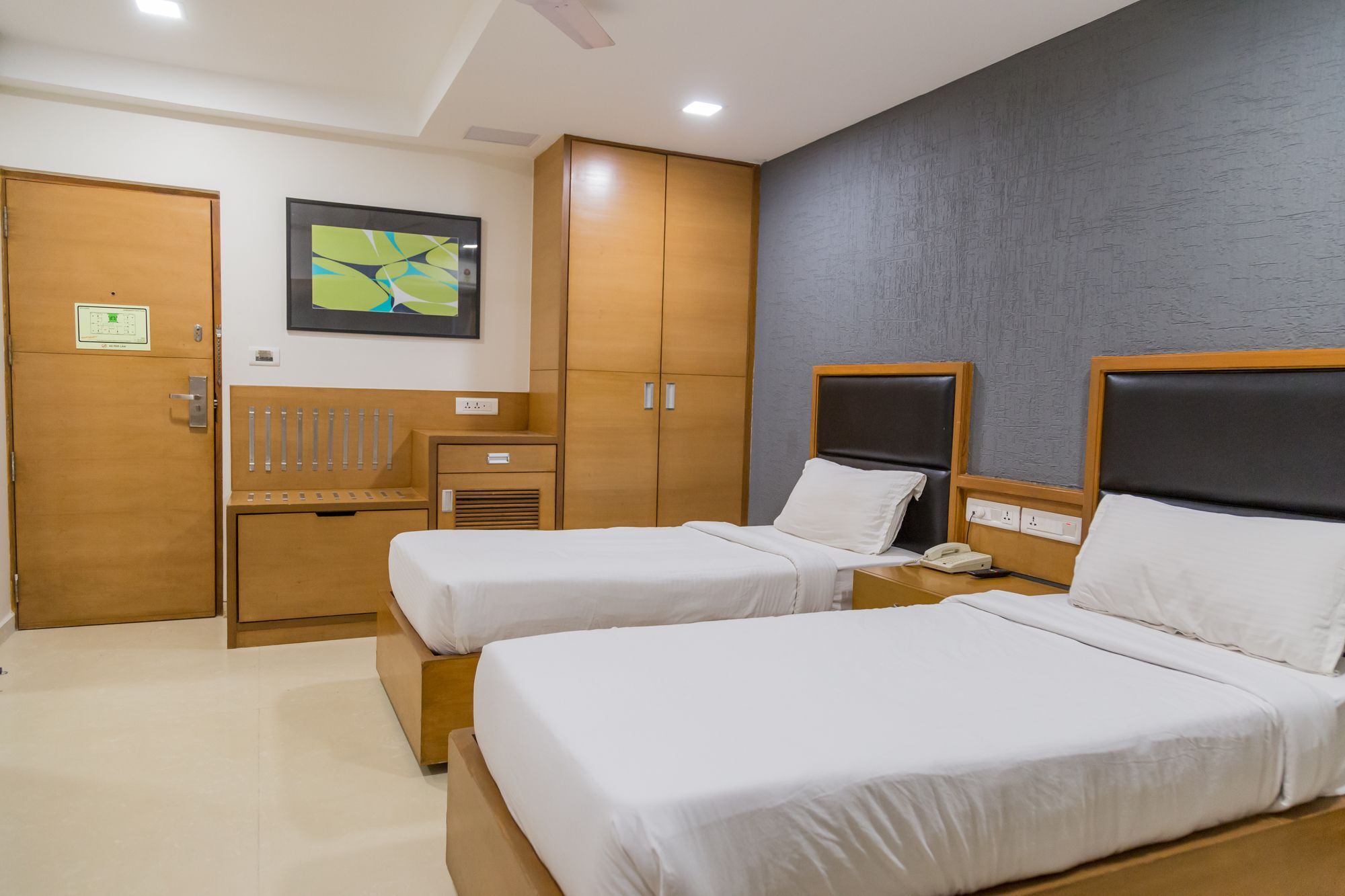 אחמדאבאד The Silver Leaf Hotel מראה חיצוני תמונה